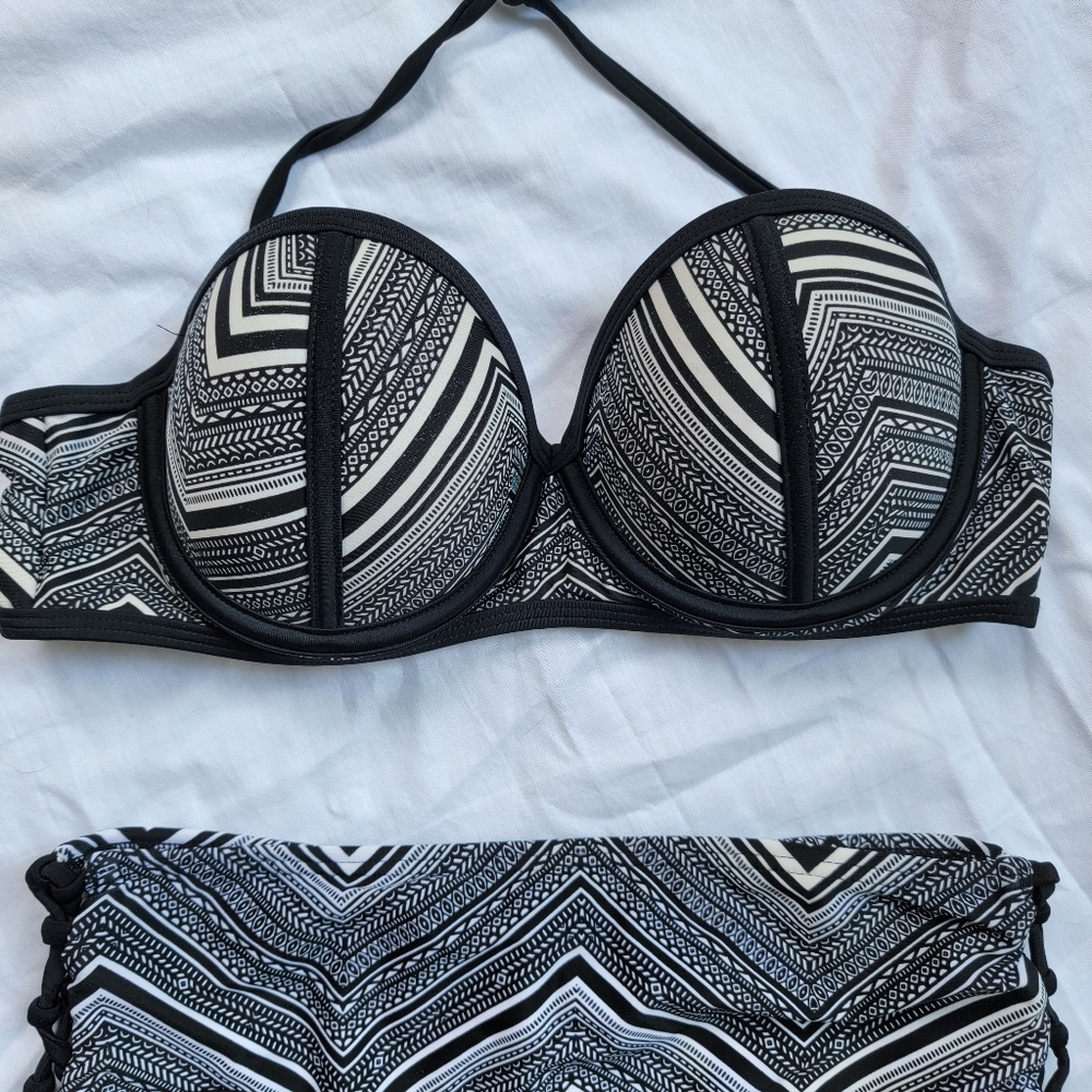 Black and White Patterned Bikini - Picture 3 of 12